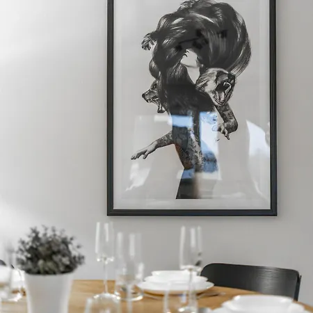 Center Topfloor Apartment, Three Bedrooms Up To 8 People, Free Parking Apartman *