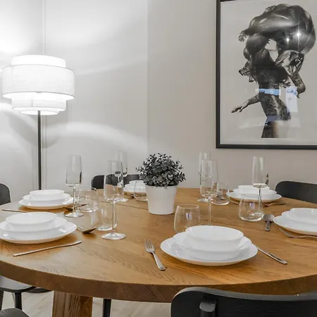 Center Topfloor Apartment, Three Bedrooms Up To 8 People, Free Parking